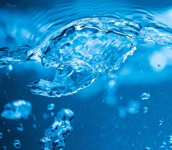 Fondo blu acqua con spruzzi e bolle — Foto Stock