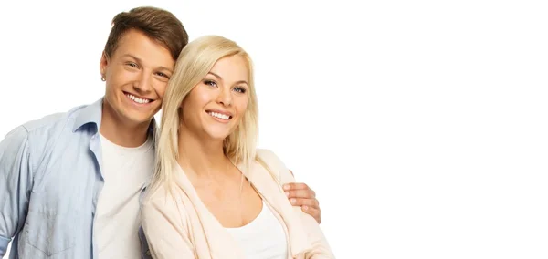 Belo casal jovem sorridente isolado em branco — Fotografia de Stock