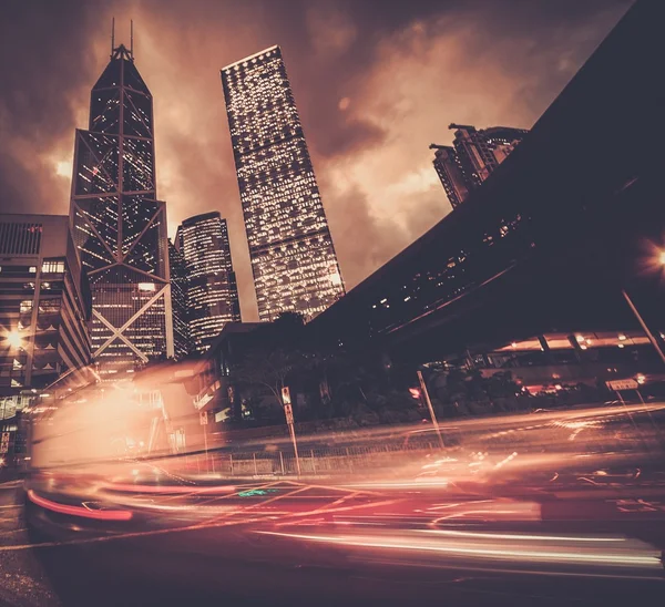 Schnellfahrende Autos in der Nacht in modernen Städten — Stockfoto