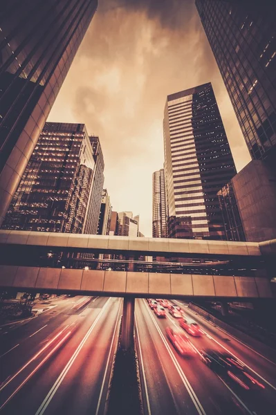 Carros em movimento rápido à noite na cidade moderna — Fotografia de Stock