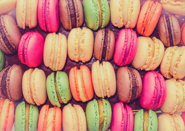 Barevné chutné macaroons v řadě — Stock fotografie