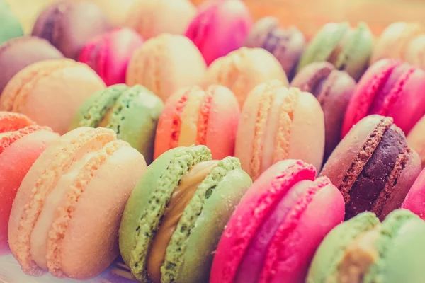 Barevné chutné macaroons v řadě — Stock fotografie