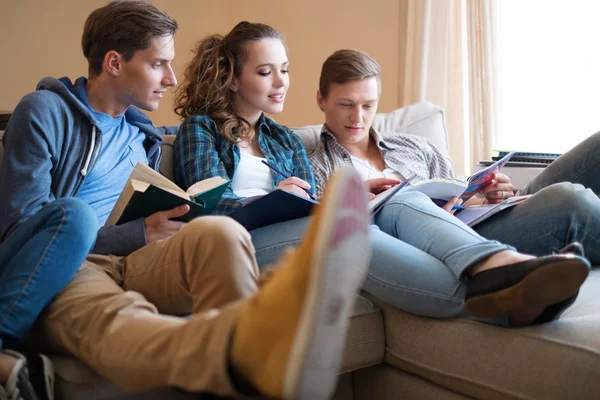 Studenten voorbereiden op examens — Stockfoto