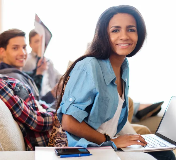 Ragazza studente e i suoi amici si preparano per gli esami — Foto Stock