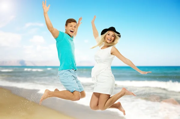 Coppia che salta su una spiaggia — Foto Stock