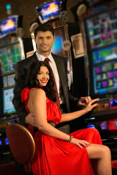 Paar in der Nähe von Spielautomaten in einem Casino — Stockfoto