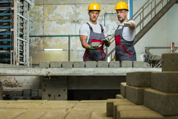 Travailleur et contremaître à l'usine — Photo