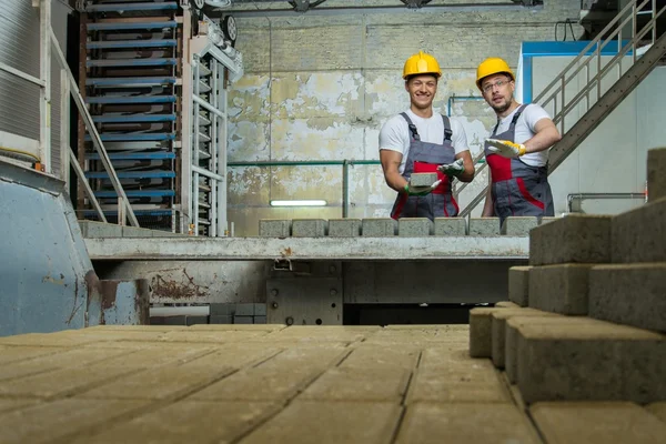 Trabalhador e capataz na fábrica — Fotografia de Stock