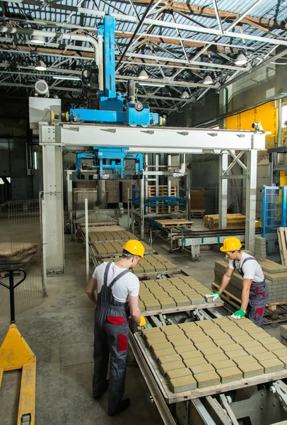 Arbeiter und Vorarbeiter in der Fabrik — Stockfoto