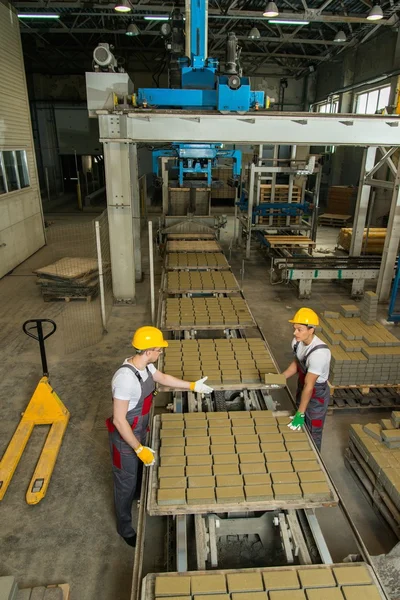 Arbeiter und Vorarbeiter in einer Fabrik — Stockfoto