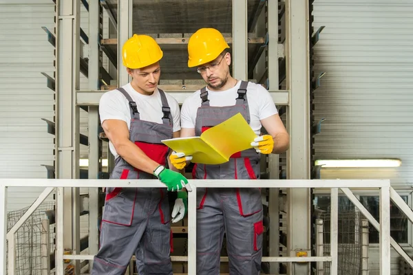 Two workers  on  factory reading plan — Stock Photo, Image