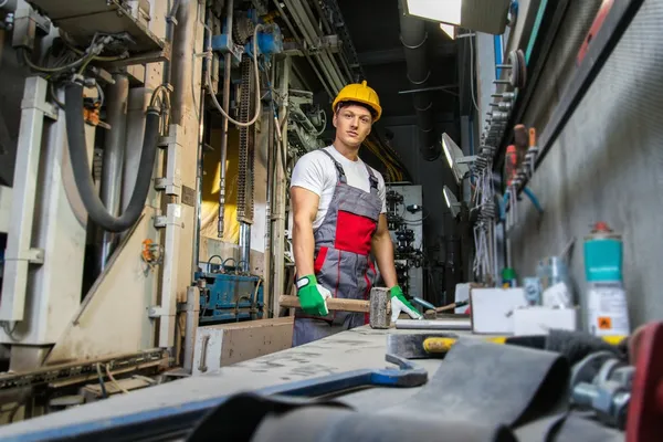 Worker in machinery room on a factory — Stock Photo, Image