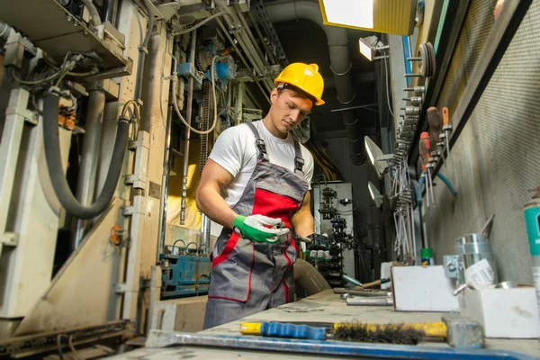 Trabalhador na sala de máquinas em uma fábrica — Fotografia de Stock