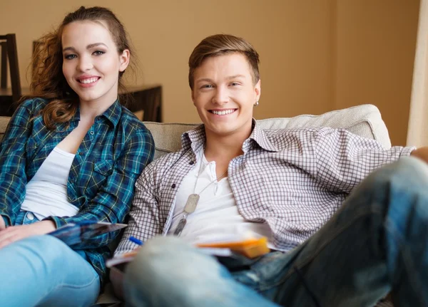 Giovani studenti coppia preparando per gli esami in appartamento interno — Foto Stock