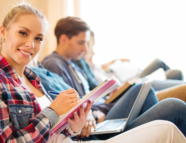 Blond student tjej förbereder sig för tentor i heminredning med hennes vänner — Stockfoto