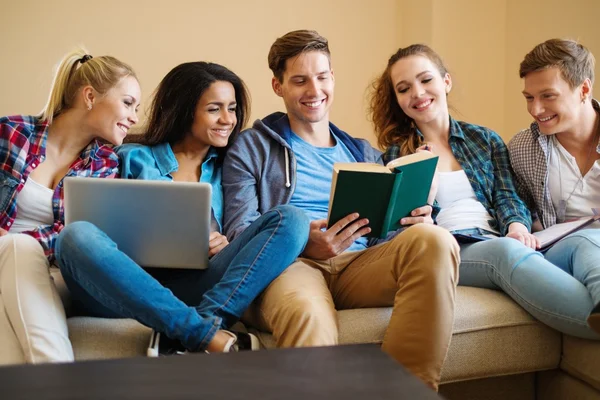 Grupo de jóvenes estudiantes multiétnicos que se preparan para los exámenes en el interior del hogar — Foto de Stock