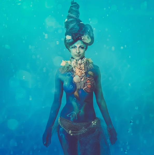 Fantasie onderwater vrouw schepsel met lichaam kunst — Stockfoto