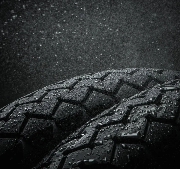 Gros plan sur la bande de roulement classique des pneus de moto — Photo