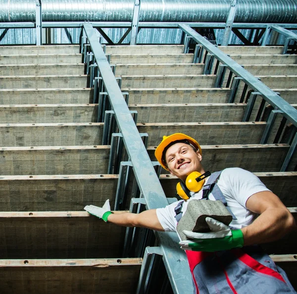 공장에 저장 공간에서 행복 한 노동자 — 스톡 사진