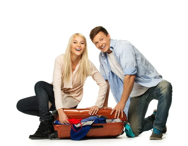 Jeune couple valise d'emballage pour un voyage — Photo