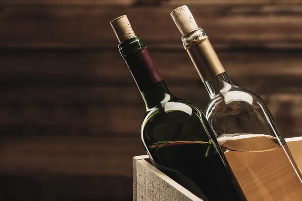 Μπουκάλι κόκκινο και λευκό κρασί σε ξύλινο κουτί — Φωτογραφία Αρχείου