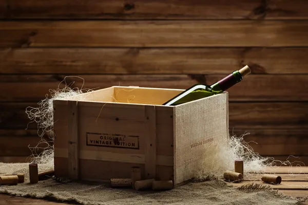 Garrafa de vinho em caixa no interior de madeira — Fotografia de Stock