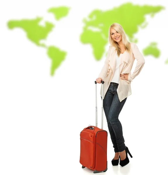 Blond kobieta z walizki przed mapa świata — Stockfoto