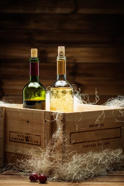 빨간색과 흰색 나무 상자에 와인 한 병 — 스톡 사진