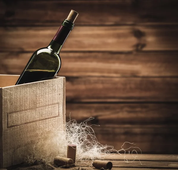 Botella de vino en caja en interior de madera — Foto de Stock