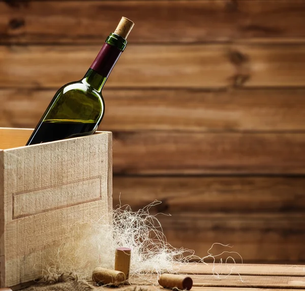 Бутылка вина в коробке в деревянном интерьере — стоковое фото