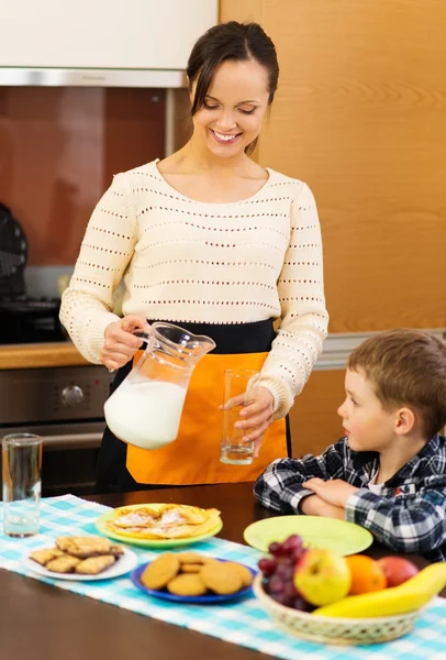 Joven madre feliz y su hijo comiendo un desayuno saludable —  Fotos de Stock