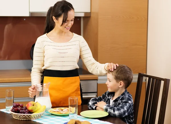 Joven madre feliz y su hijo comiendo un desayuno saludable —  Fotos de Stock