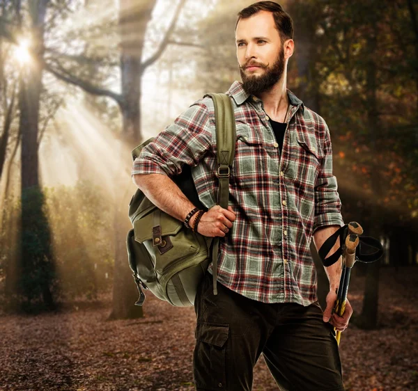 秋の森のバックパックを持つハンサムな旅行者 — ストック写真