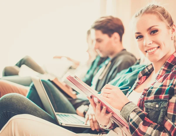 Gruppo di studenti che si preparano per gli esami in appartamento interno — Foto Stock