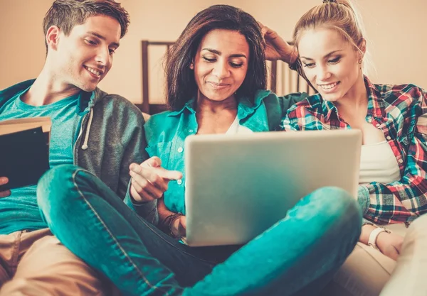 Tre giovani studenti che si preparano per gli esami in casa interiore — Foto Stock