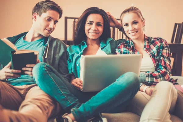 Tre unga studenter förbereder sig för tentor i heminredning — Stockfoto