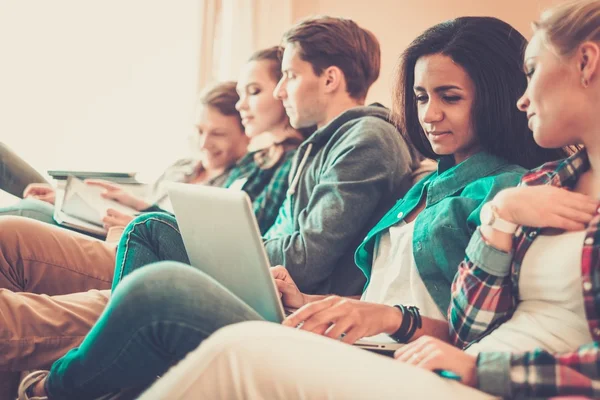 Gruppo di giovani studenti che si preparano per gli esami in appartamento interno — Foto Stock