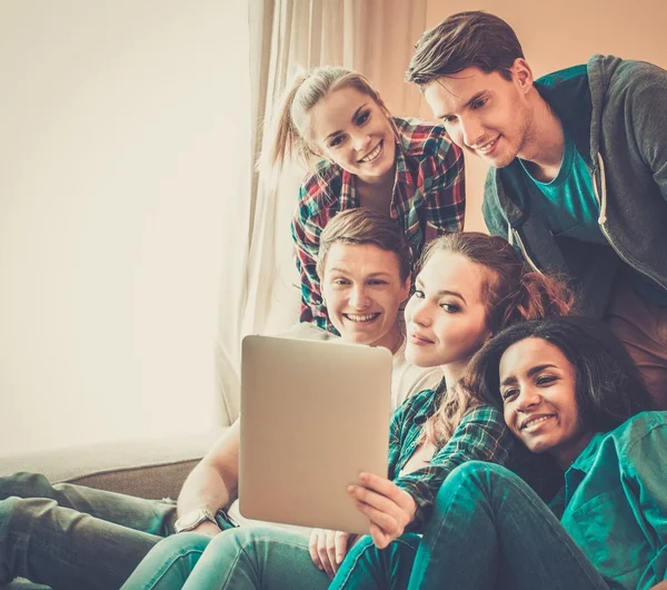 Gruppe junger Freunde macht Selfie in der Wohnung — Stockfoto