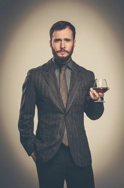 Jóképű, jól öltözött férfi kabát pohár ital — Stock Fotó