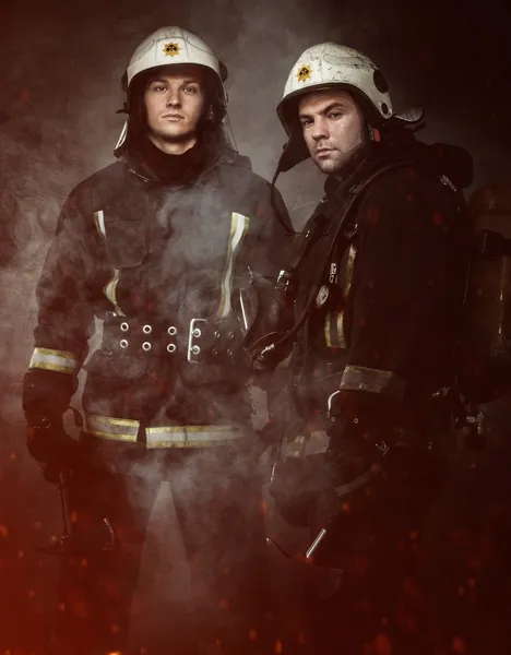 Two firefighters with axes in a smoke — Stock Photo, Image