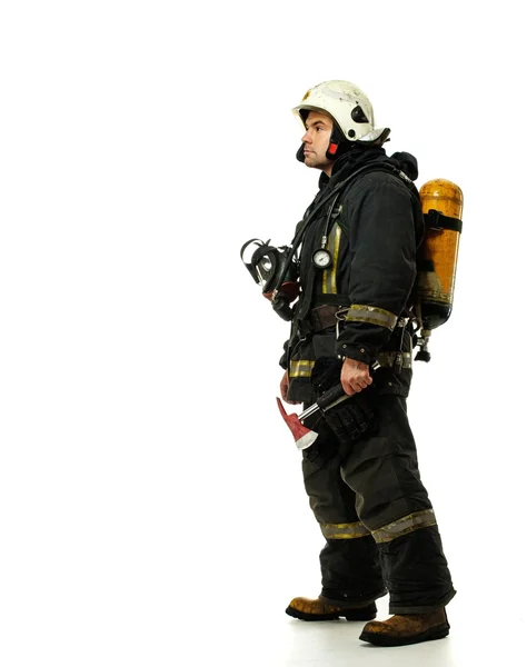 Пожежник з сокирою і кисневою кулею ізольовано на білому — стокове фото