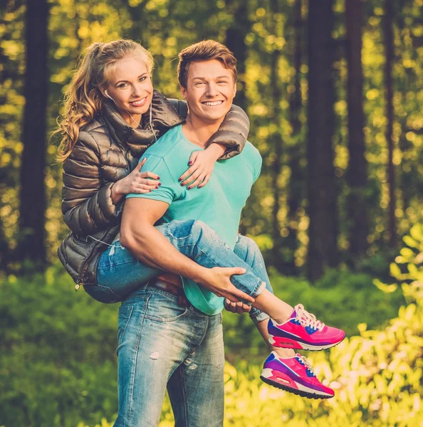 Gelukkige tiener paar plezier buiten op zonnige dag — Stockfoto