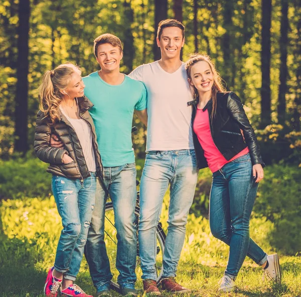 Gruppe glücklicher Freunde an sonnigem Tag im Freien — Stockfoto