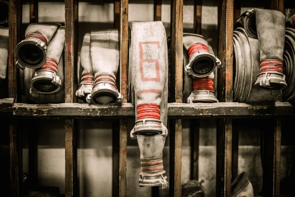 Trastero en depósito de bomberos con mangueras de agua —  Fotos de Stock