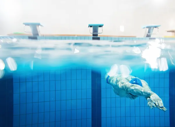 Nuotatore sott'acqua in piscina — Foto Stock