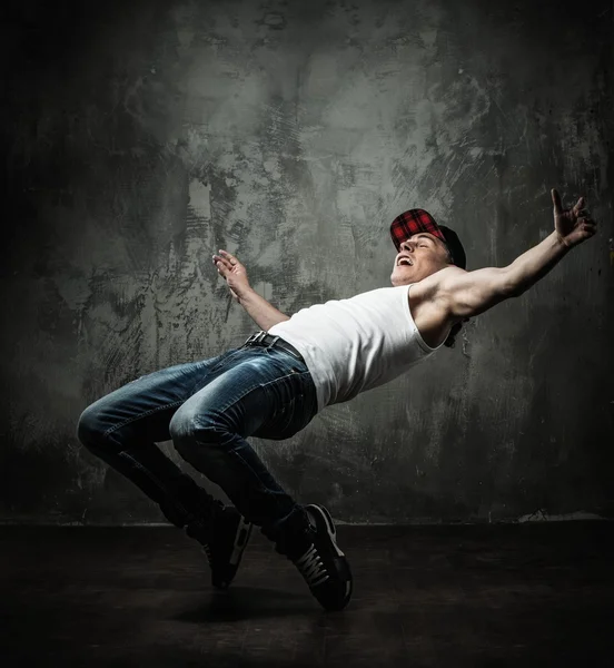 Άνθρωπος χορευτή δείχνει break-dancing κινήσεις — Φωτογραφία Αρχείου