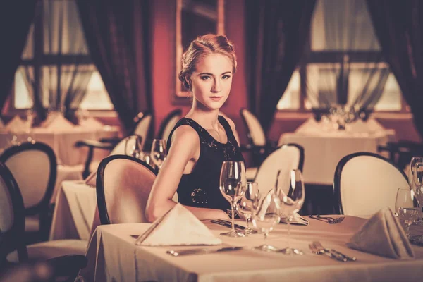 年轻漂亮的女孩独自在一个豪华餐厅 — 图库照片