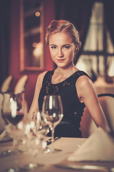 年轻漂亮的女孩独自在一个豪华餐厅 — 图库照片