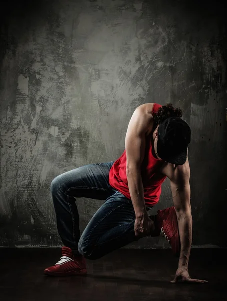 Männertänzer zeigt Breakdance-Bewegungen — Stockfoto