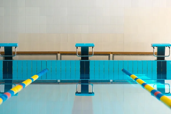 Startovací bloky a pruhy v bazénu — Stock fotografie